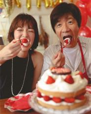 佐藤栞里、大きなイチゴいっぱいのケーキで内村光良の60歳バースデーを祝福