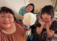 安藤なつ、自宅で餃子100個パーティ開催…あのと熊プロと大満喫の3ショット公開