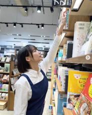 毎日通っちゃう？ 岡田紗佳、素朴な美しさに見惚れる本屋のお姉さんショット公開