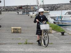 橋本環奈 ヘルメット着用で自転車に跨る、制服登校ショットに「現役のJKにしか見えない」の声