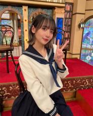 岡田紗佳、外ハネヘア×セーラー服姿のオフショットに「まだまだ現役ですね」の声