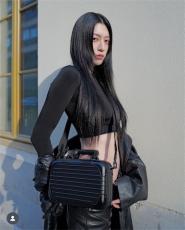 AI級の美しさ…三吉彩花、洗練されたオールブラックのへそ出しコーデ披露