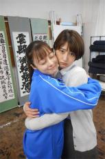 橋本環奈、若月佑美ら朝ドラ『おむすび』書道部メンバーとのオフショット公開