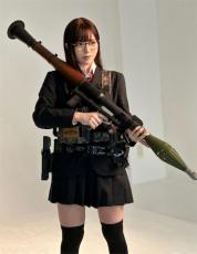 東雲うみ、絶対領域映える制服×武装姿にファン「ハートを射抜かれました」