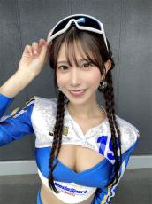 名取くるみ、美谷間のぞくレースクイーン衣装ショット公開「ぶち可愛い」