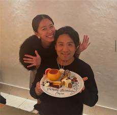 里田まい、夫・田中将大の36歳のバースデーお祝いショット披露「ラブラブさが伝わる」