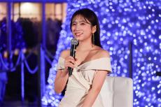 矢吹奈子がイルミネーション点灯式に白いドレス姿で登場、クリスマスの思い出を語る