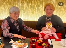 お笑い芸人・バービーの愛娘が生後100日、お食い初めで“親子三世代”ショット公開