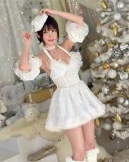 まるで雪の妖精？ えなこ、真っ白なミニ丈ドレス姿のクリスマスグラビアオフショット公開