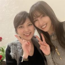 「めちゃ美しすぎるお2人」工藤静香、タレント・飯島直子との貴重な2ショットを公開