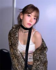 宮脇咲良、美白肌あらわな白キャミ×ヒョウ柄コートのセクシー衣装など大量公開