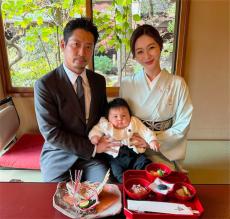 可憐な和装美人…宮崎麗果、夫・黒木啓司の誕生日と第5子お食い初めのWお祝い「見てると幸せになります」