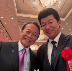 三浦大輔DeNA監督、麻生太郎議員とのレアすぎる2ショット公開