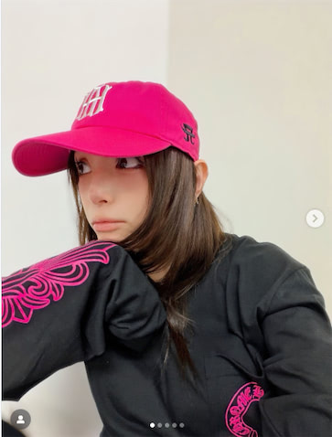 浜崎あゆみ、ド派手ピンクのキャップ姿を披露「めっちゃ似合う」「あゆ