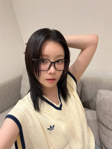 38歳・重盛さと美、黒髪×メガネ姿のビジュアルに反響「やっぱり刺さる