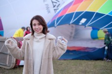  May J.、世界的な熱気球イベントでバルーンに体験搭乗 