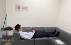  本田翼が撮影！ ソファで寝ている鈴木伸之の写真公開 