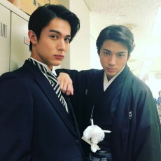  山田裕貴×中川大志、イケメンすぎる新郎オフショット！ 