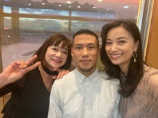 第１子妊娠中・高橋ユウ、母＆卜部弘嵩選手との家族写真 