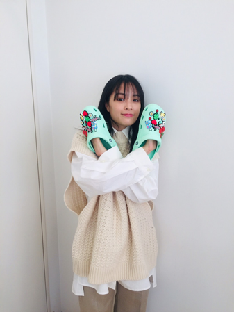 広瀬すず、新色クロックスを手に持った写真に「小顔ー」 ｜Infoseek