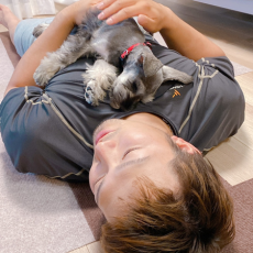  広島・鈴木誠也、愛犬との仲良し寝姿にファン歓喜！ 