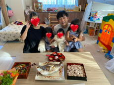  ノンスタ石田、三女の“お食い初め”を家族写真で報告！ 