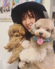 石川恋、愛犬らを抱っこする幸せいっぱいな笑顔ショット