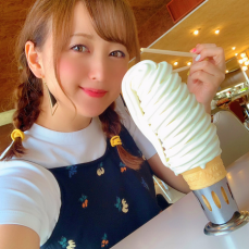小松彩夏、10段巻きソフトクリームとの写真に萌えきゅん