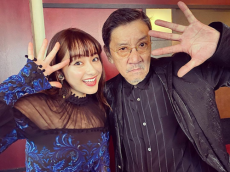 平祐奈、『10万分の１』奥田瑛二と熱い握手＆２ショット