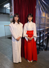 菅野美穂＆巫女さんコスプレの浜辺美波オフショット！