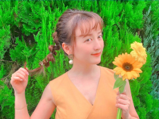 小松彩夏、向日葵片手に夏っぽい写真に「ビーナス発見」