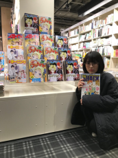 浜辺美波、本屋で真顔＆笑顔の『ウチ彼』オフショット