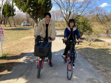 浜辺美波＆岡田健史のサイクリングショット「ほのぼの」