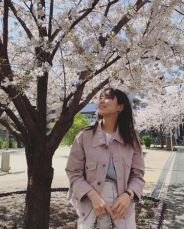 石川恋、満開の桜の下で桜コーデショットに「ミス桜!!」