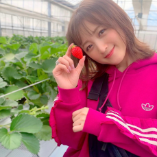 小松彩夏、いちご狩りで「お腹いっぱい食べて大満足」