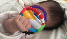 平野ノラ、初めておもちゃを握れた娘に「おったまげ！」