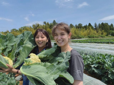 石川恋、トラウデン直美とベジ活ショット「美女と野菜」