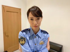 戸田恵梨香、『ハコヅメ』制服姿でカメラを“じ～っ”