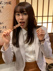 桜井日奈子、両手に焼き鳥を持つ可愛すぎるオフショット