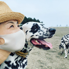 高岡早紀、空を見上げる愛犬と「笑顔がそっくりｗ」