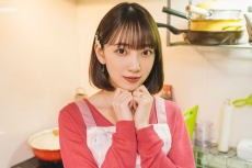 堀未央奈、エプロン姿で“あざとポーズ”爆発