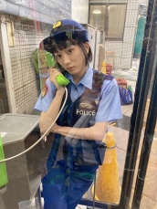 永野芽郁、公衆電話ボックスで“キリリ”な表情