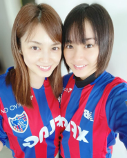 平祐奈、姉・愛梨とFC東京ユニフォームで密着２ショット