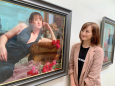 小松彩夏、画家・中島健太の描いた肖像画との２ショット
