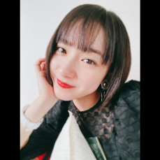 平祐奈、黒トップスに鮮やかな口紅をした美しい姿を公開