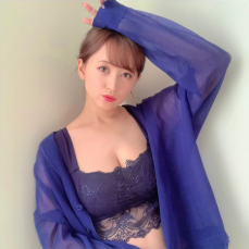 小松彩夏、愛用するナイトブラ姿に「えげつなくsexy」