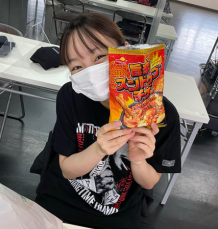 今泉佑唯、スナック菓子を持ち満面の笑みでオフショット