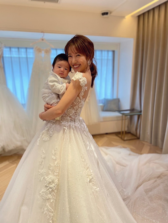 くみっきー、愛息子抱く純白ウェディングドレス姿を公開｜Infoseekニュース
