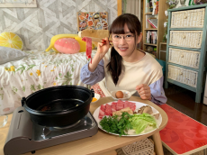 桜井日奈子、松阪牛のすき焼きを前に笑顔溢れるオフショ