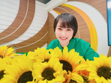 平祐奈、ひまわりの上から笑顔で“ひょっこり”